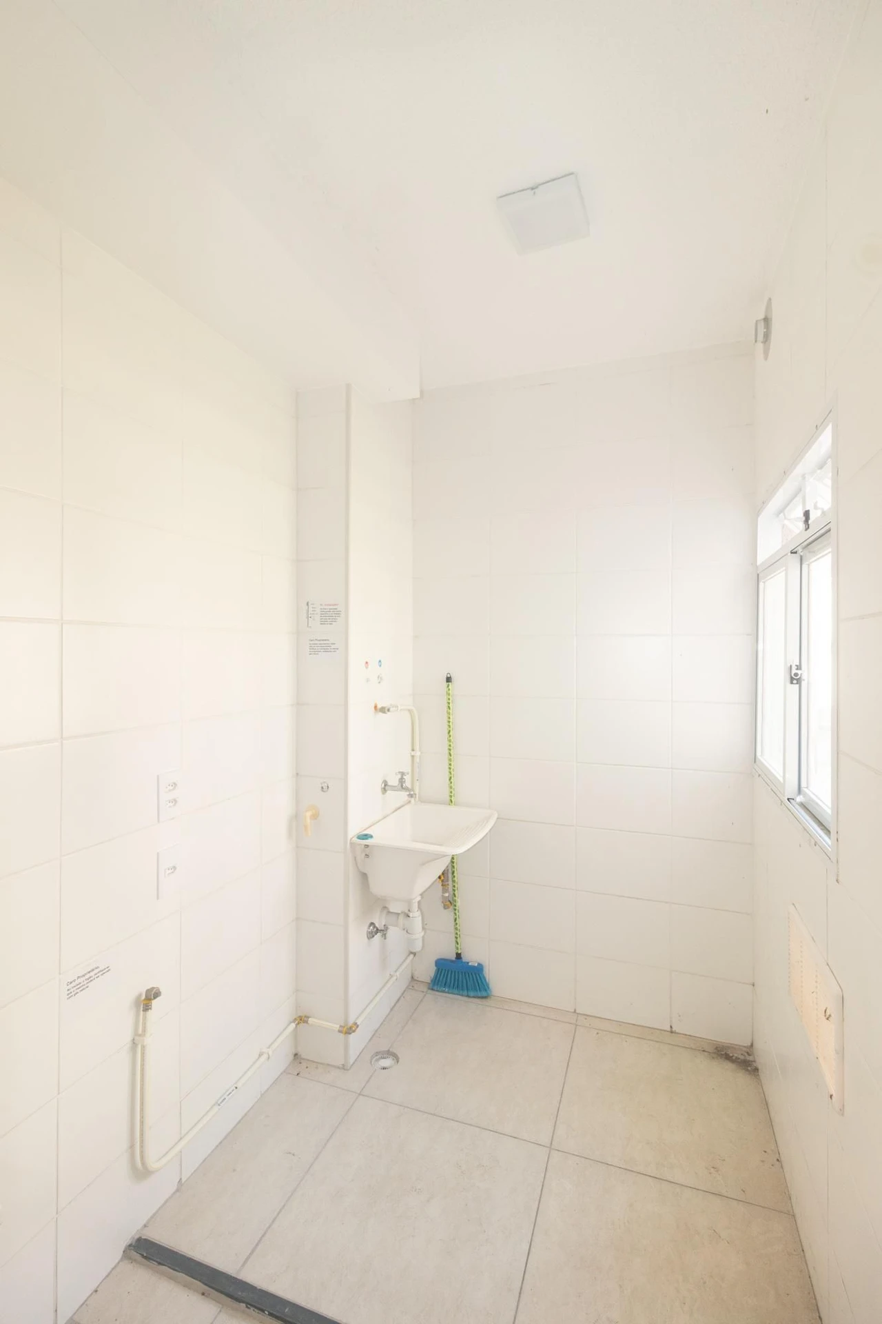 Apartamento com 2 quartos e box de vidro no banheiro — photo 46