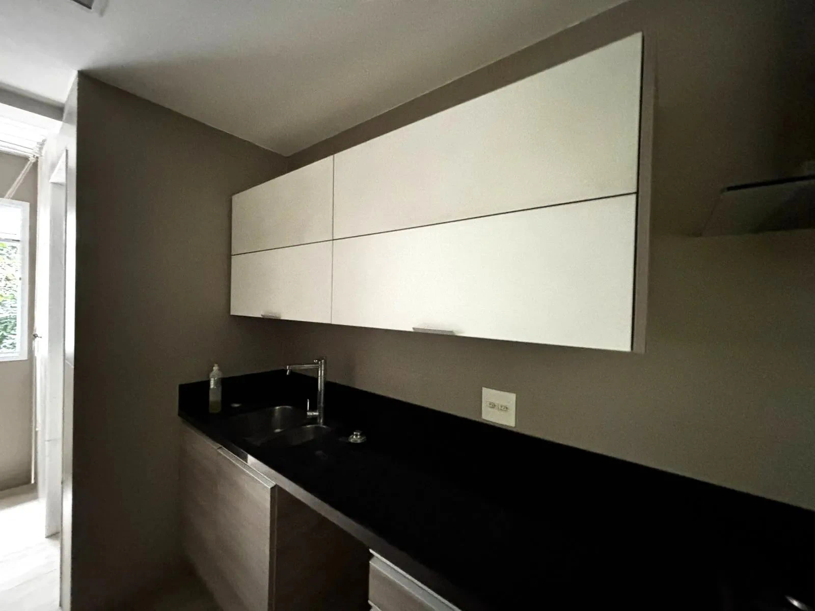 2-bedroom apartment with 2 en-suites, 3 baths, 2 parking — photo 2