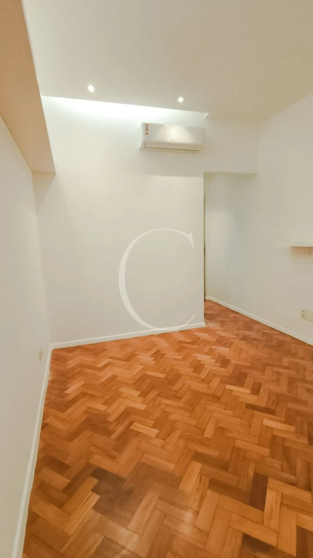 Unfurnished 180 m² apartment with 4 en-suite bedrooms — photo 10