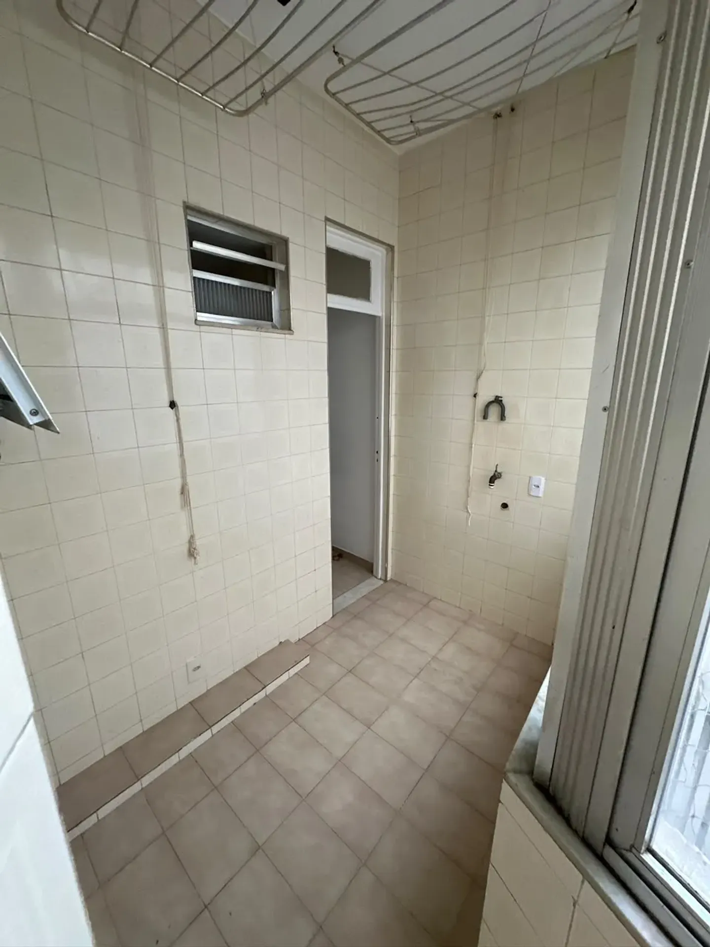 Wood or laminate floors in a 2-bedroom apartment, 72 m² — photo 19