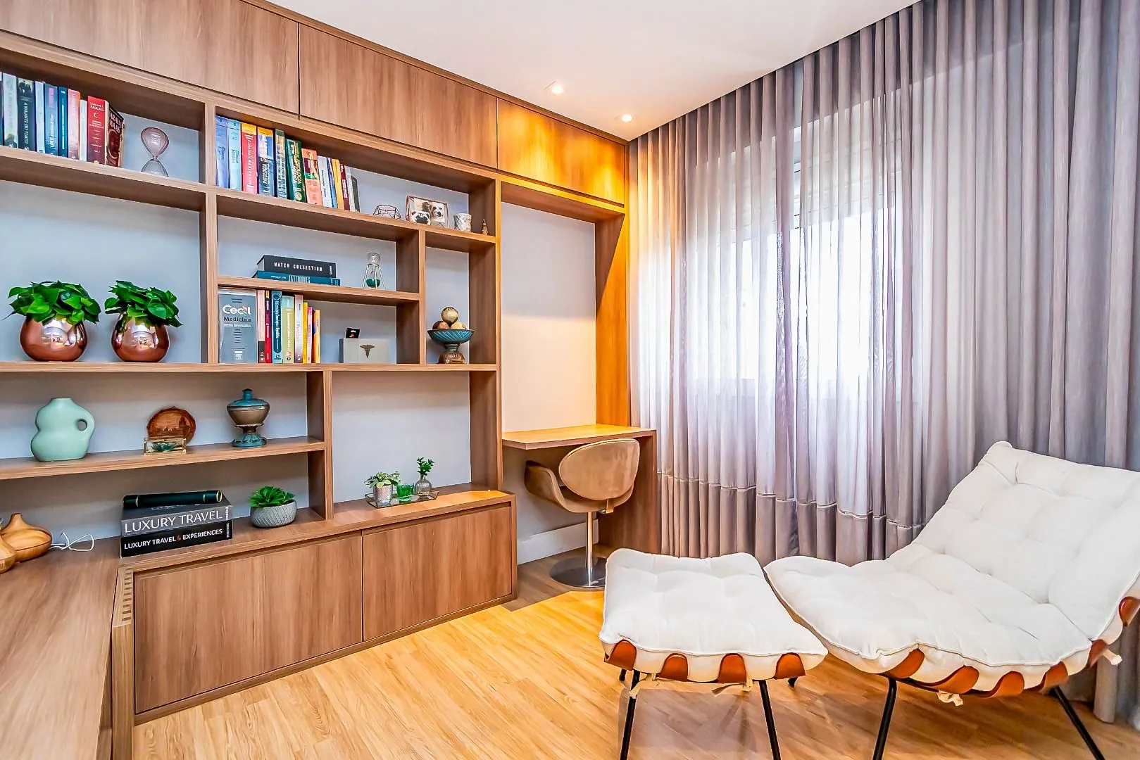 Glass-enclosed balcony in a 3-bedroom apartment, 110 m² — photo 12