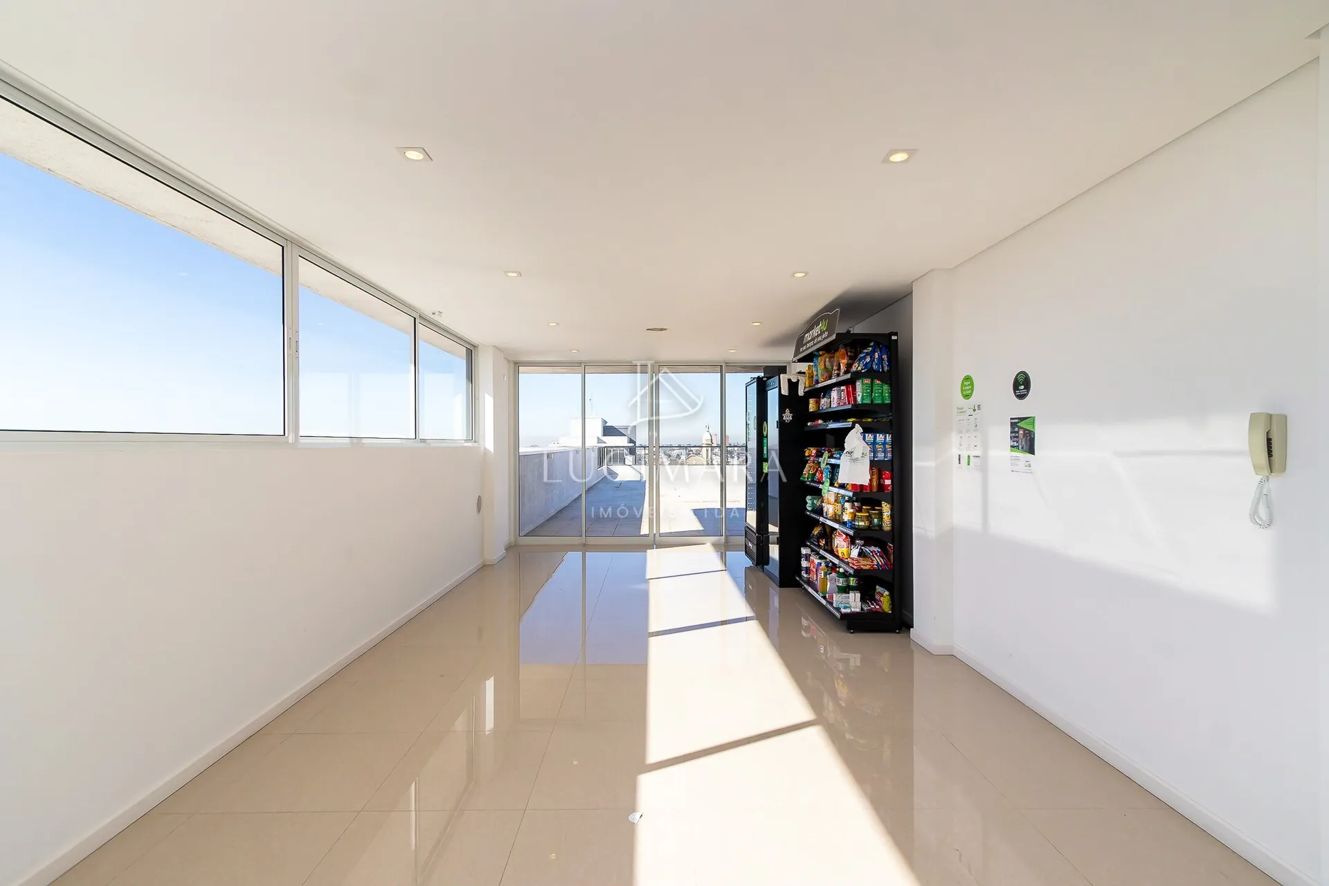 Furnished 1-bedroom apartment with open-plan kitchen — photo 19
