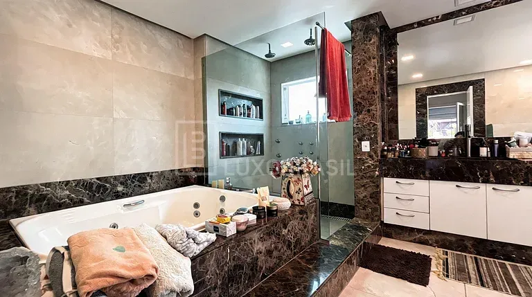 Furnished house with 6 en-suite bedrooms and 10 bathrooms — photo 23