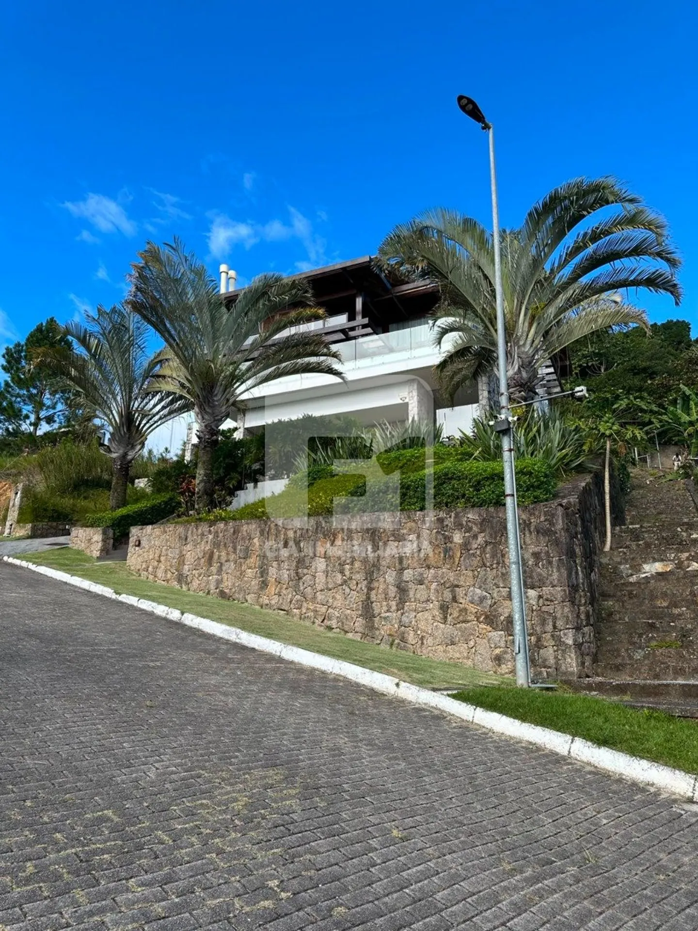 Furnished house with 6 bedrooms and 650 m² total — photo 79