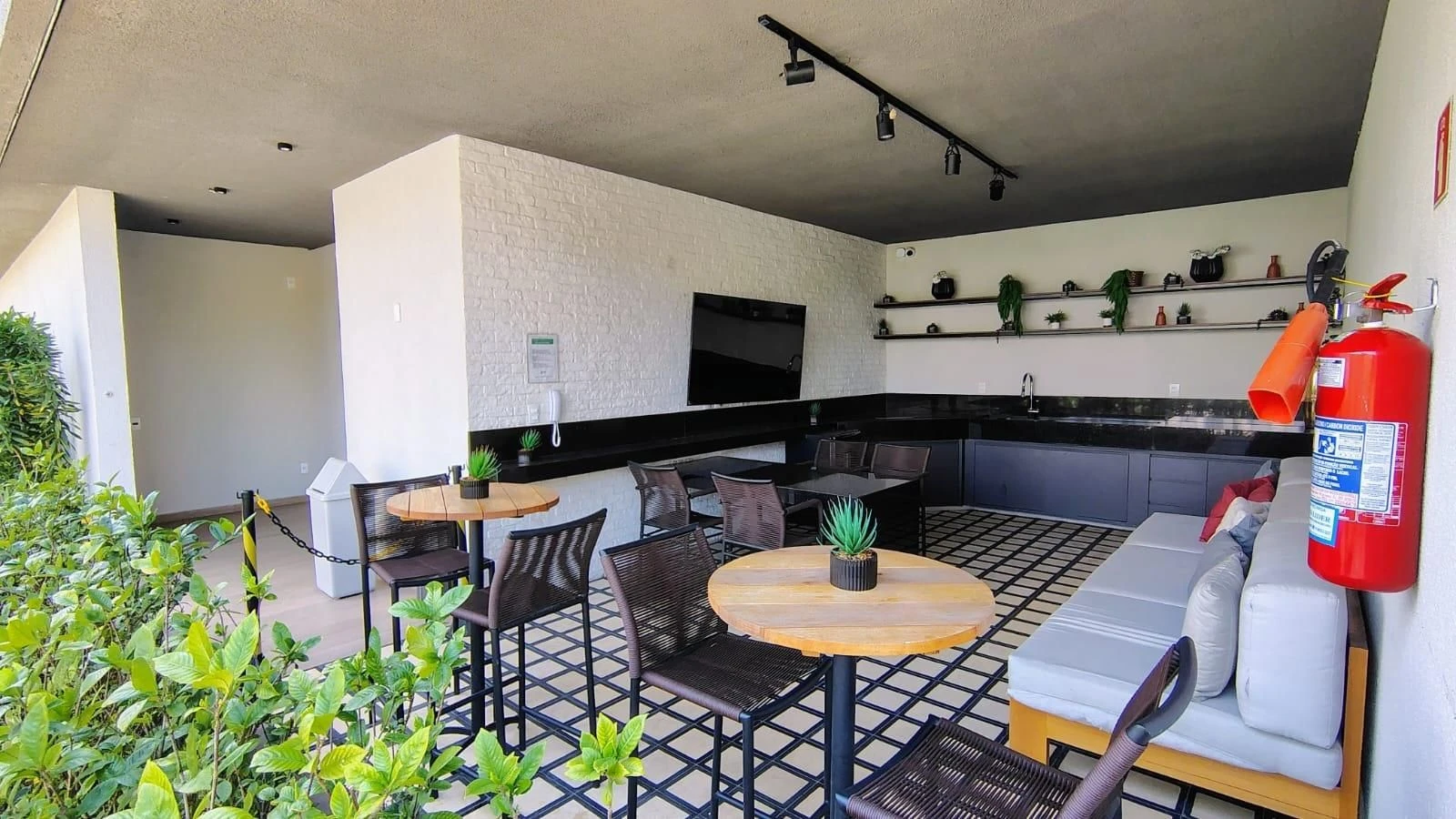 Furnished apartment, 50 m², with a grill on the balcony — photo 43