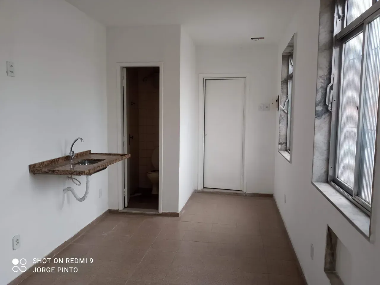 Estudio sin amueblar con 1 dormitorio y cocina compacta — photo 2