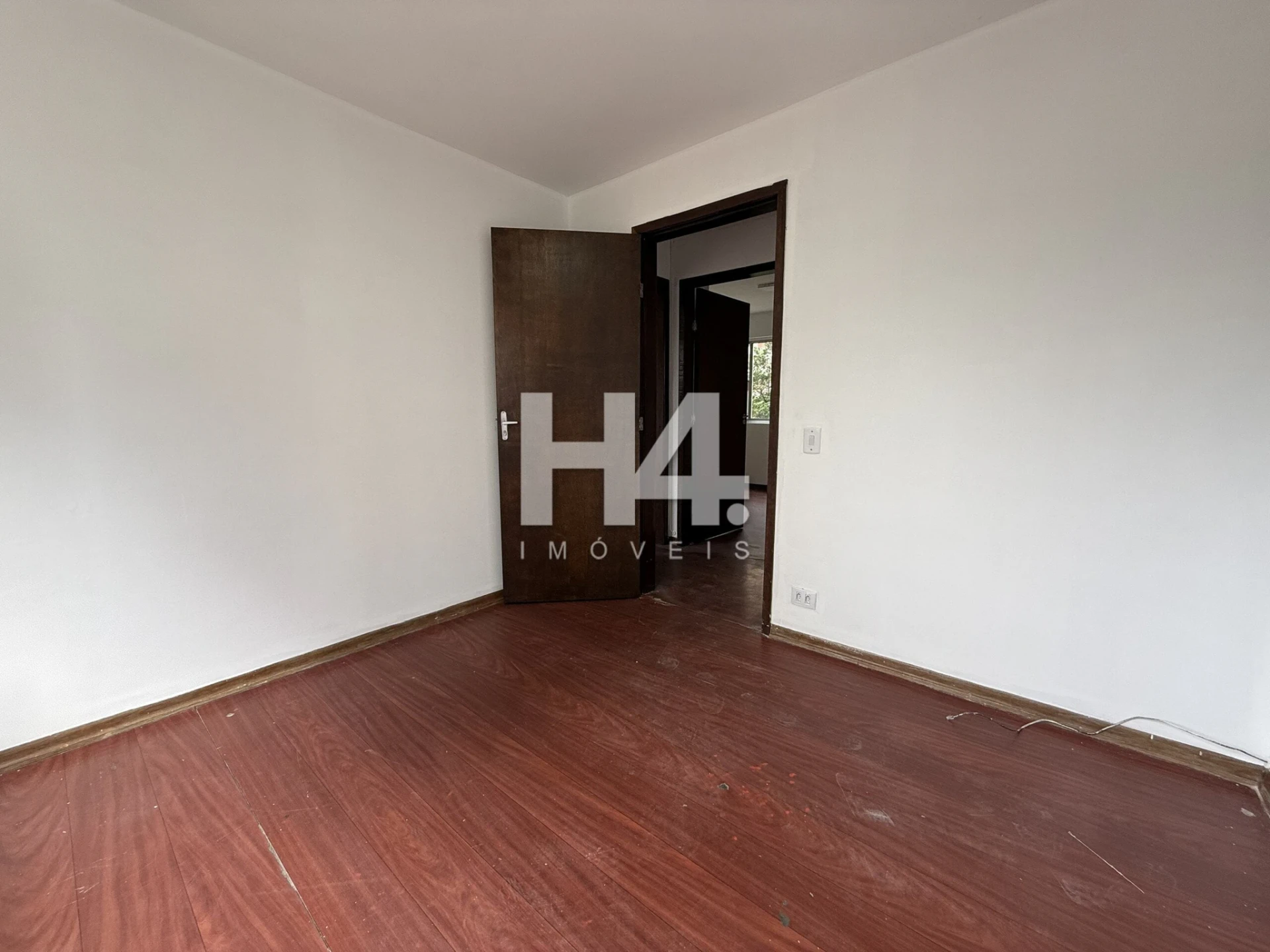 Квартира з 3 спальнями та дерев'яною підлогою або ламінатом — photo 16