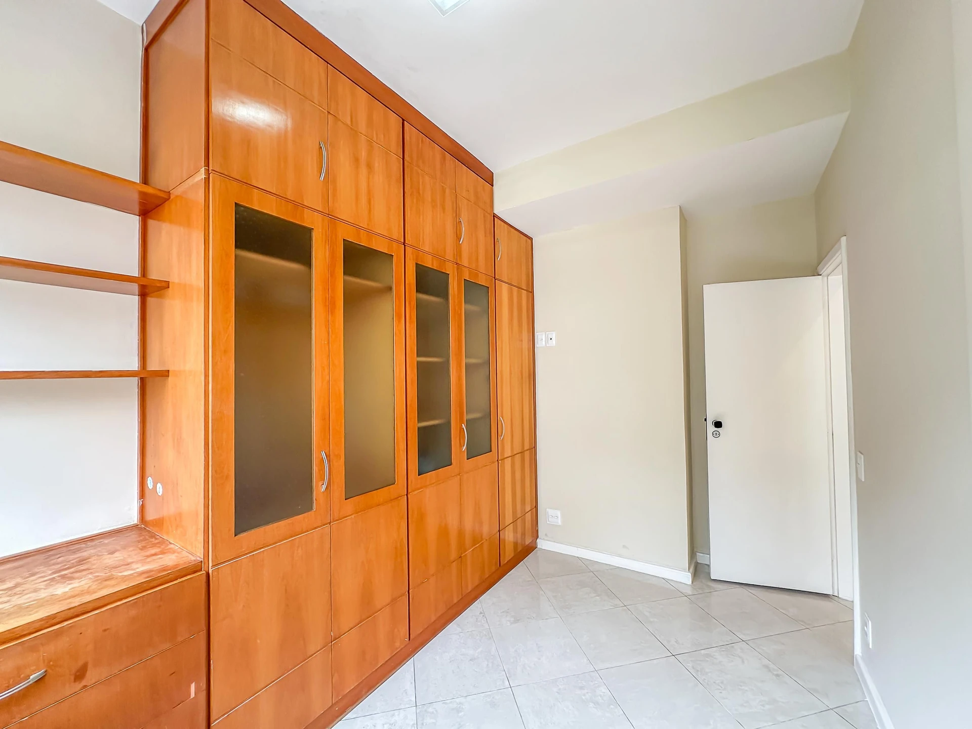 2-bedroom apartment with a glass-enclosed balcony — photo 12