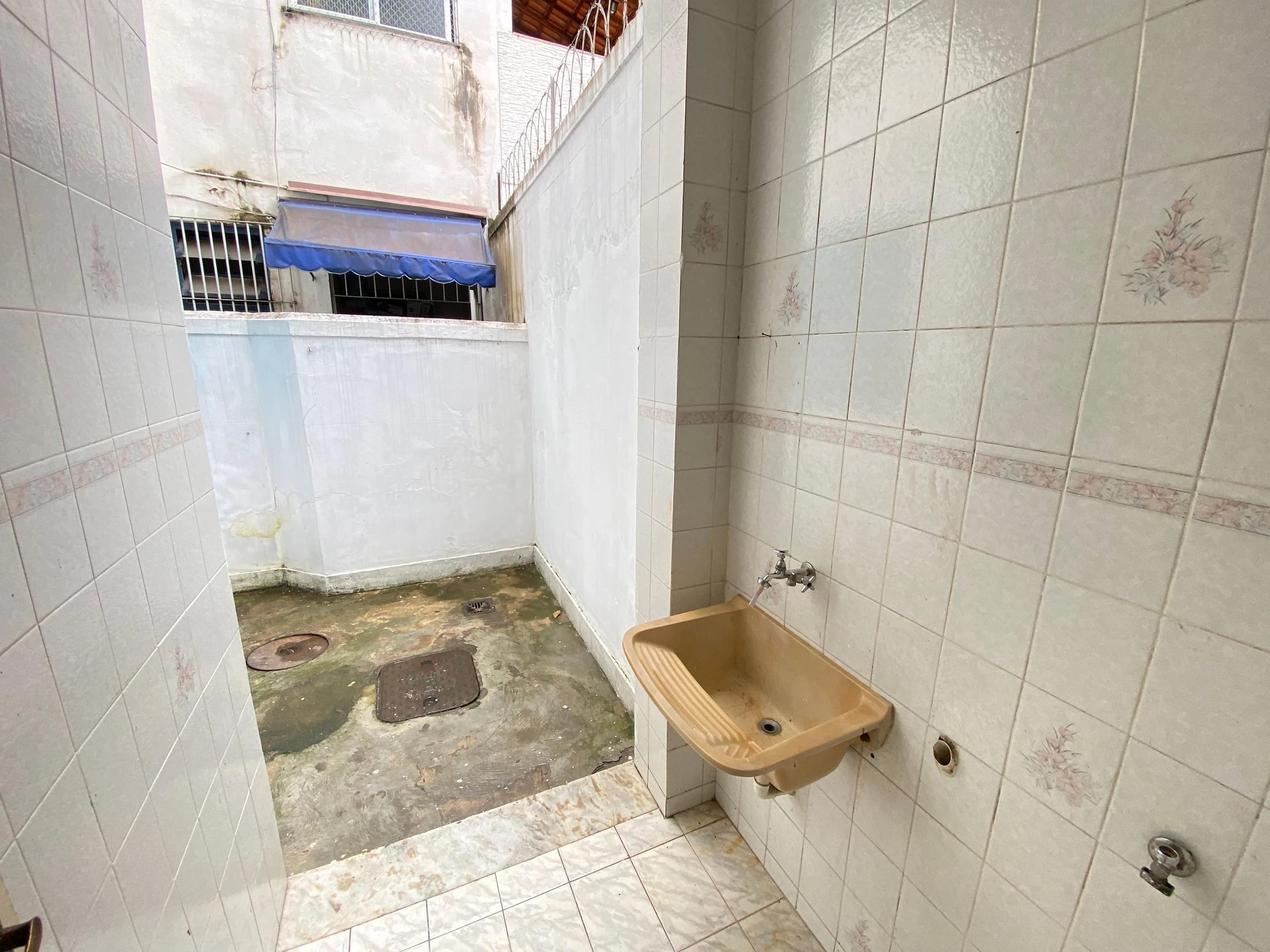 Bathtub in a one-bedroom apartment, 50 m² — photo 25