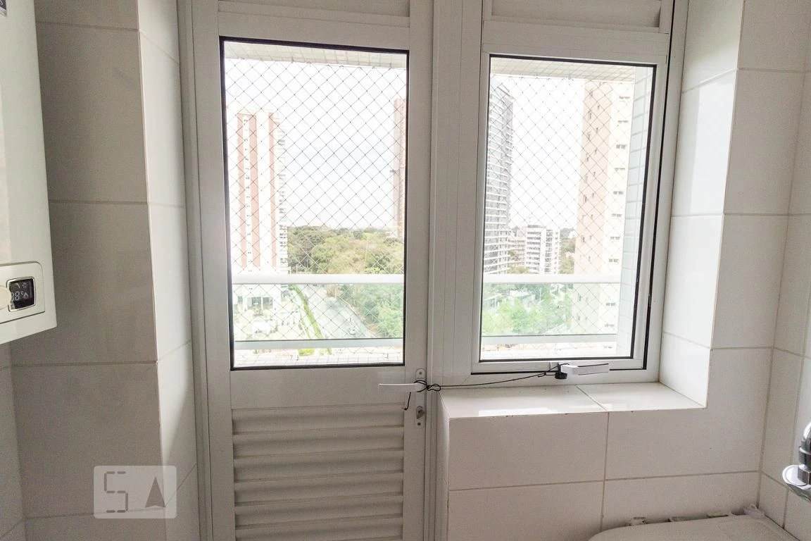 Bathtub in a 4-bedroom apartment, 255 m² — photo 55
