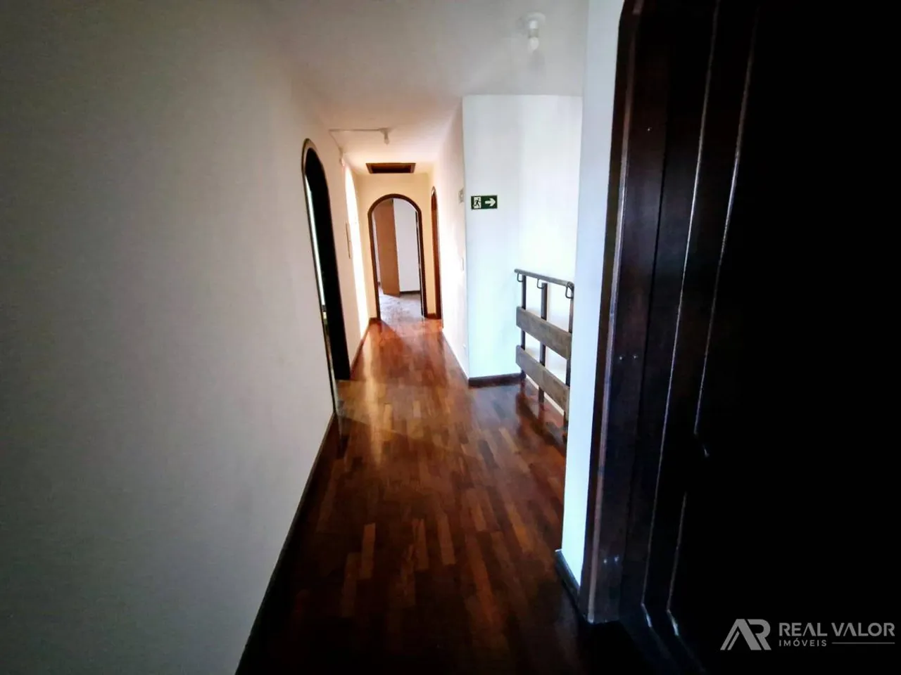 House with 5 bedrooms and 5 bathrooms, closed kitchen — photo 3