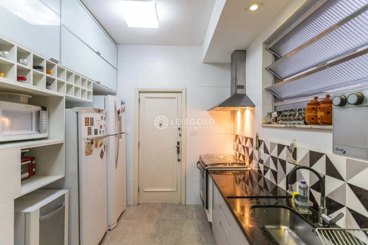Home office in a 4-bedroom apartment, 220 m² — photo 30