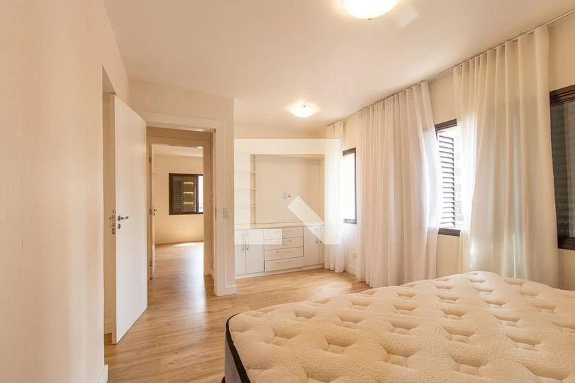 Bathtub in a 3-bedroom apartment, 176 m² — photo 3
