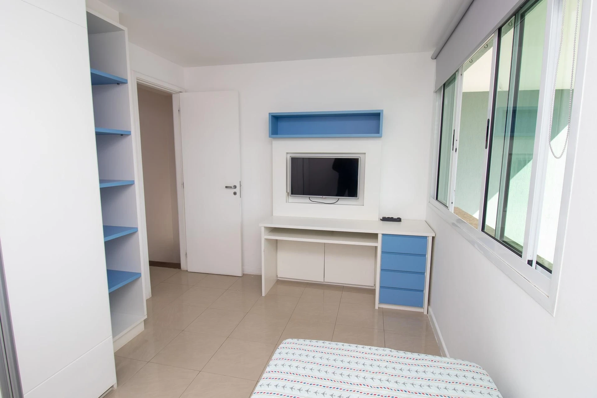 3-bedroom apartment with a glass-enclosed balcony — photo 31