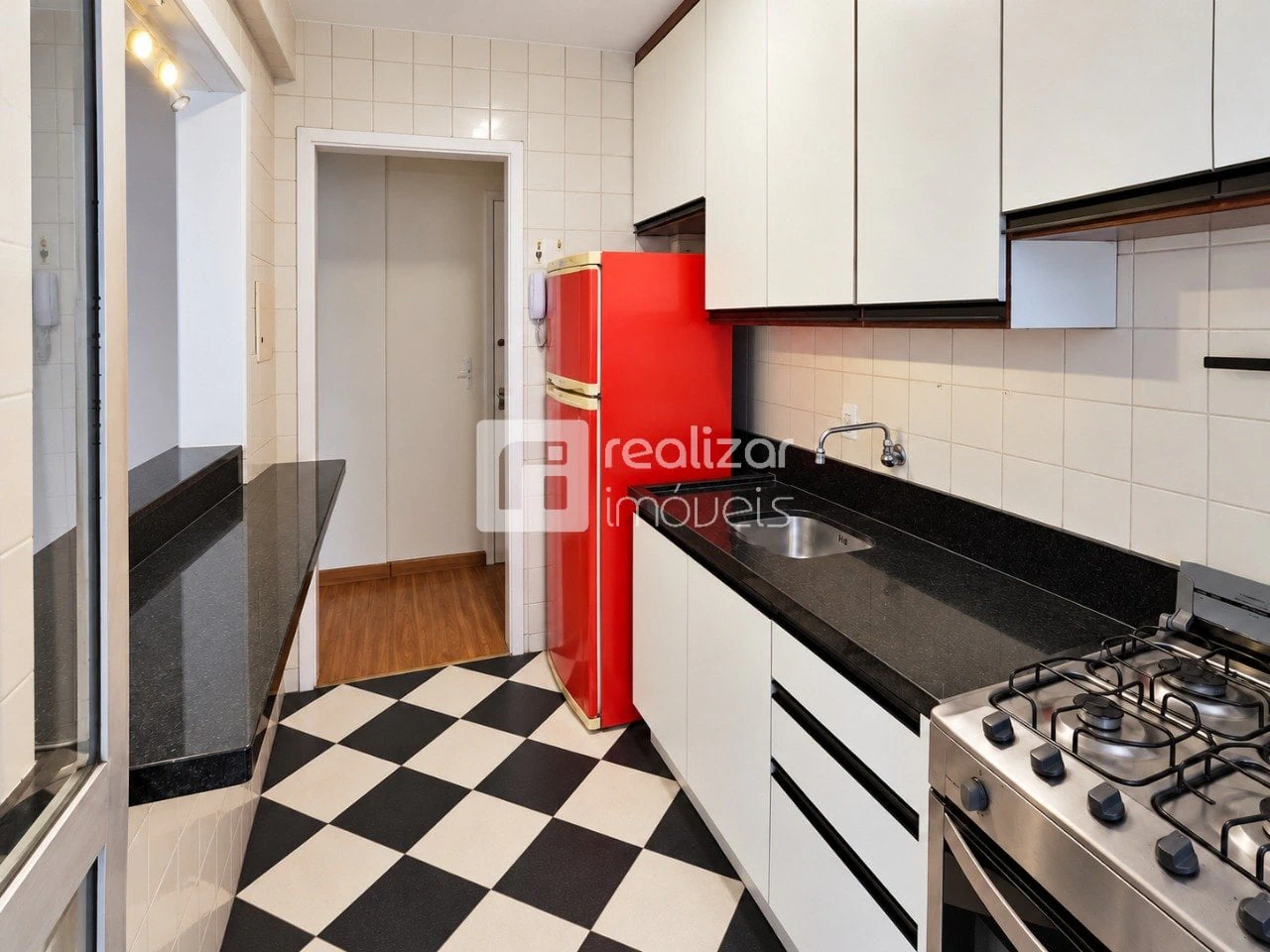One-bedroom apartment with a washing machine — photo 3