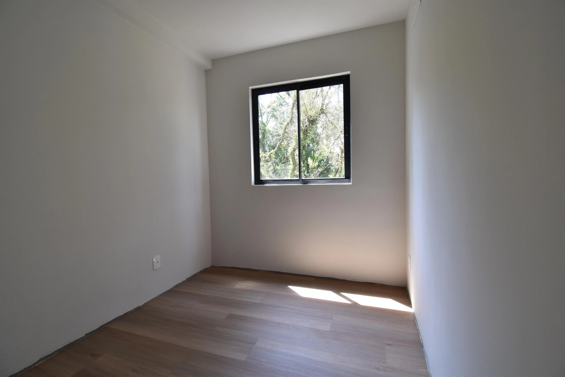 Balcony with a grill in a 3-bedroom apartment, 64 m² — photo 18
