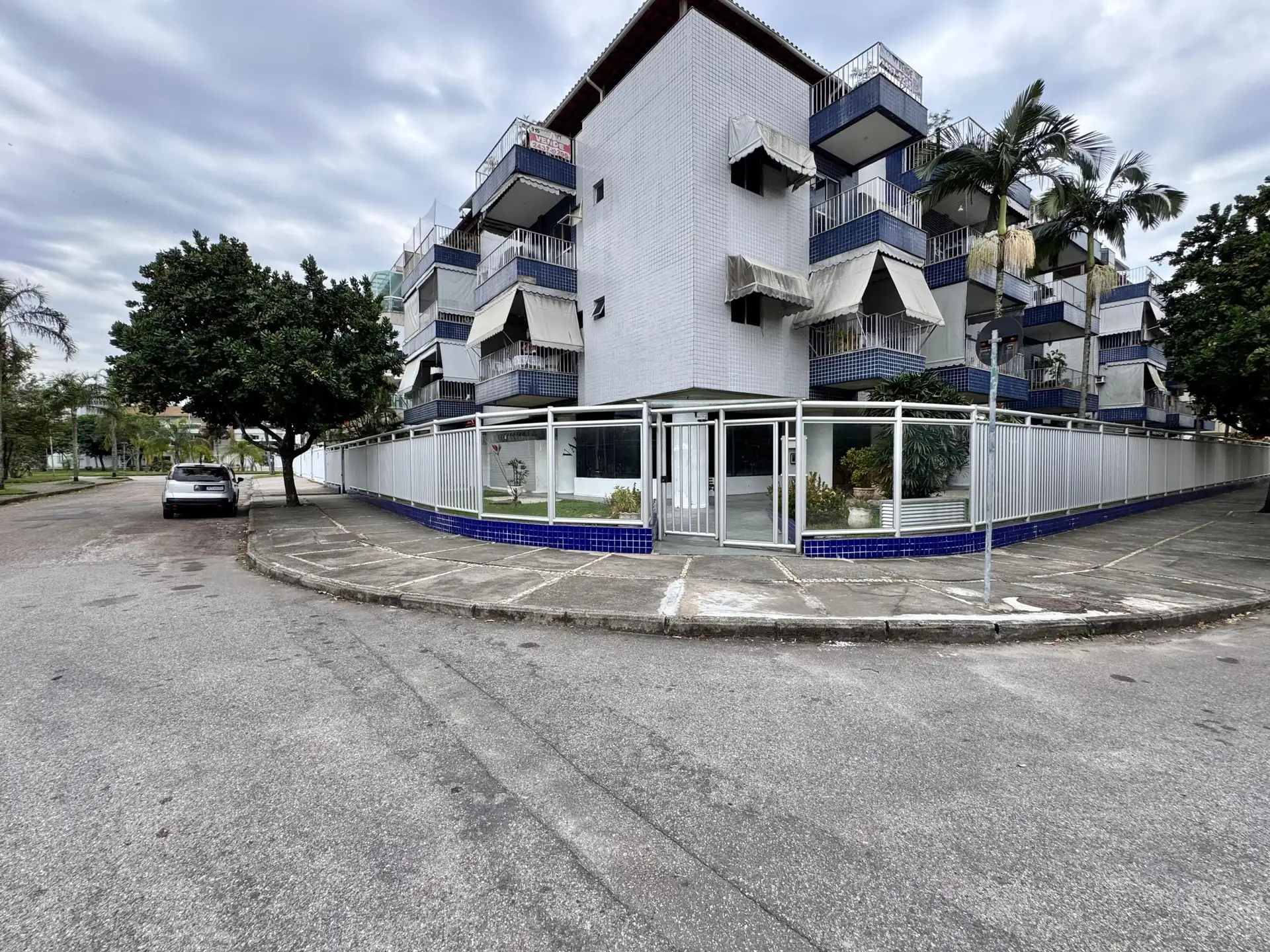 3-bedroom apartment with a balcony and laundry area — photo 30