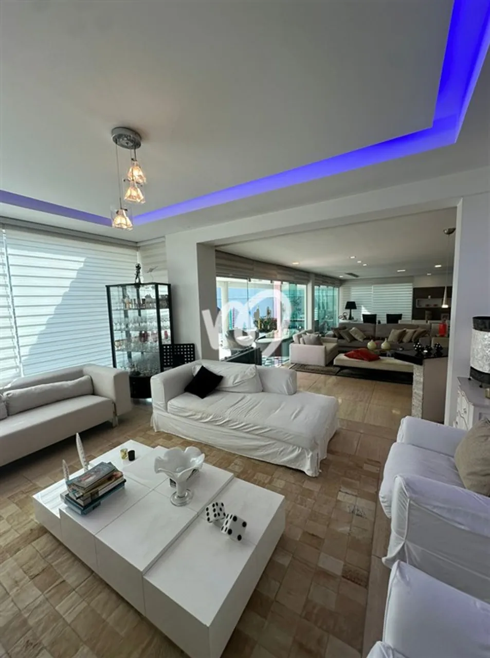 House with 5 bedrooms and 5 bathrooms plus open-plan kitchen — photo 9
