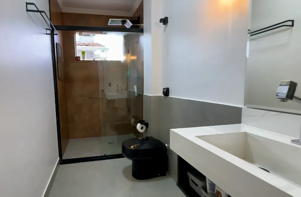 Furnished home with open-plan kitchen and 3 bedrooms — photo 7