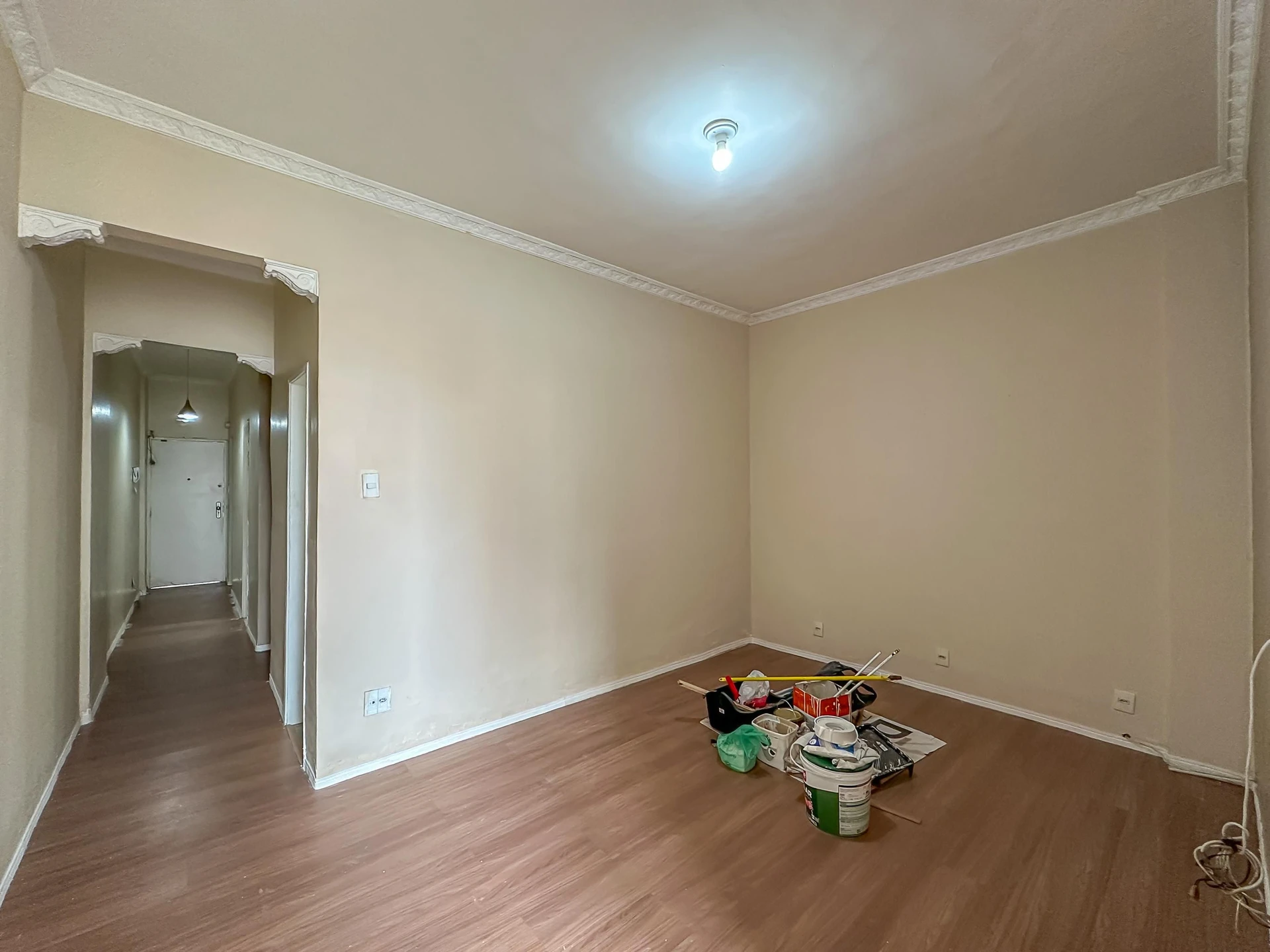 Wood or laminate floors in a one-bedroom apartment, 62 m² — photo 24