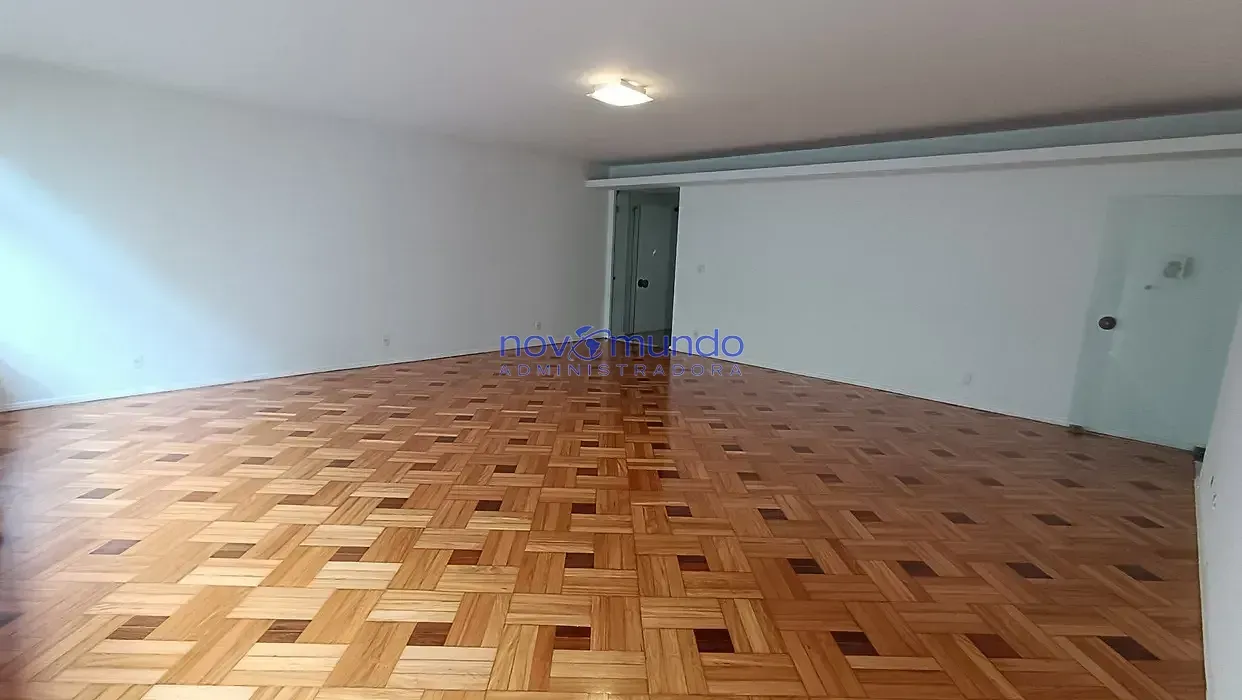 Wood or laminate floors in a 3-bedroom apartment, 198 m² — photo 6
