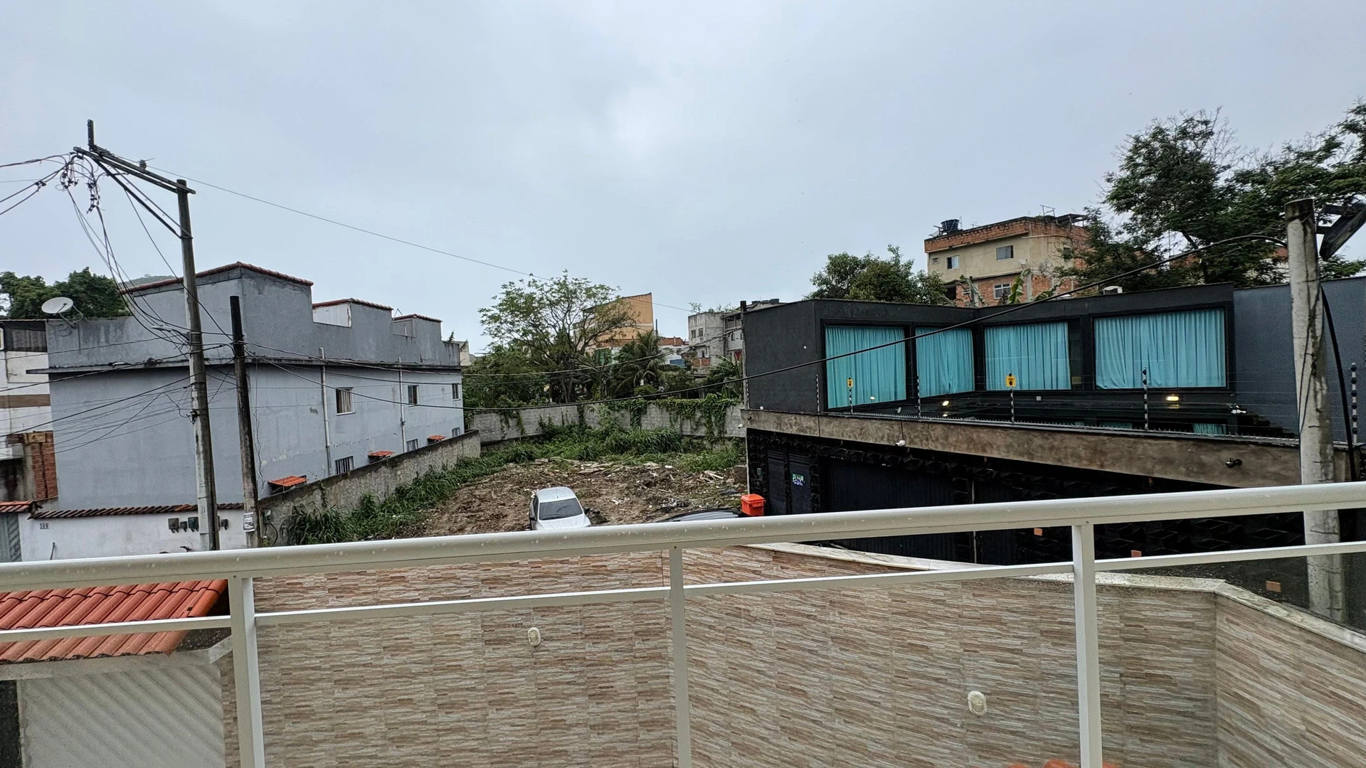 4-bedroom house with a glass-enclosed balcony — photo 47