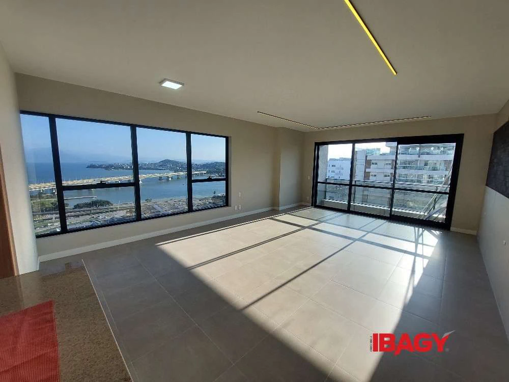 Unfurnished 64 m² studio with laundry area