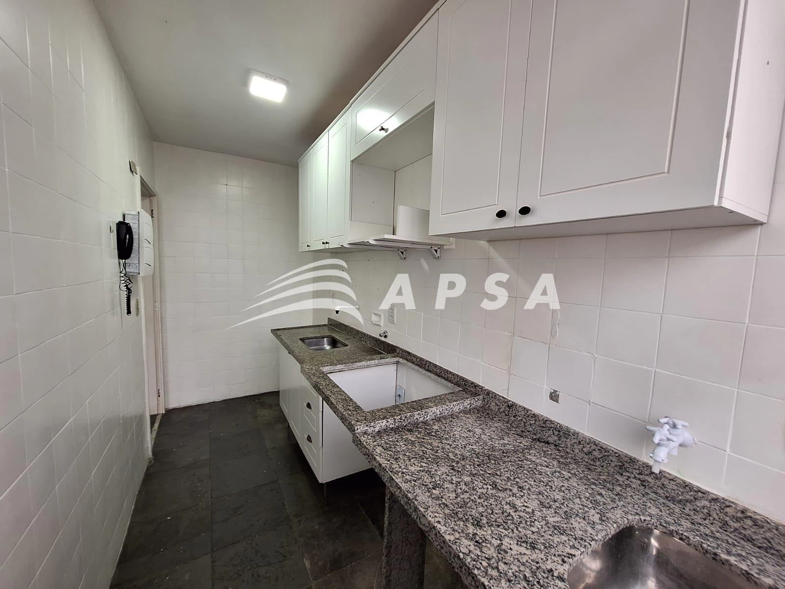Unfurnished 57 m² apartment with 2 bedrooms and a balcony — photo 4