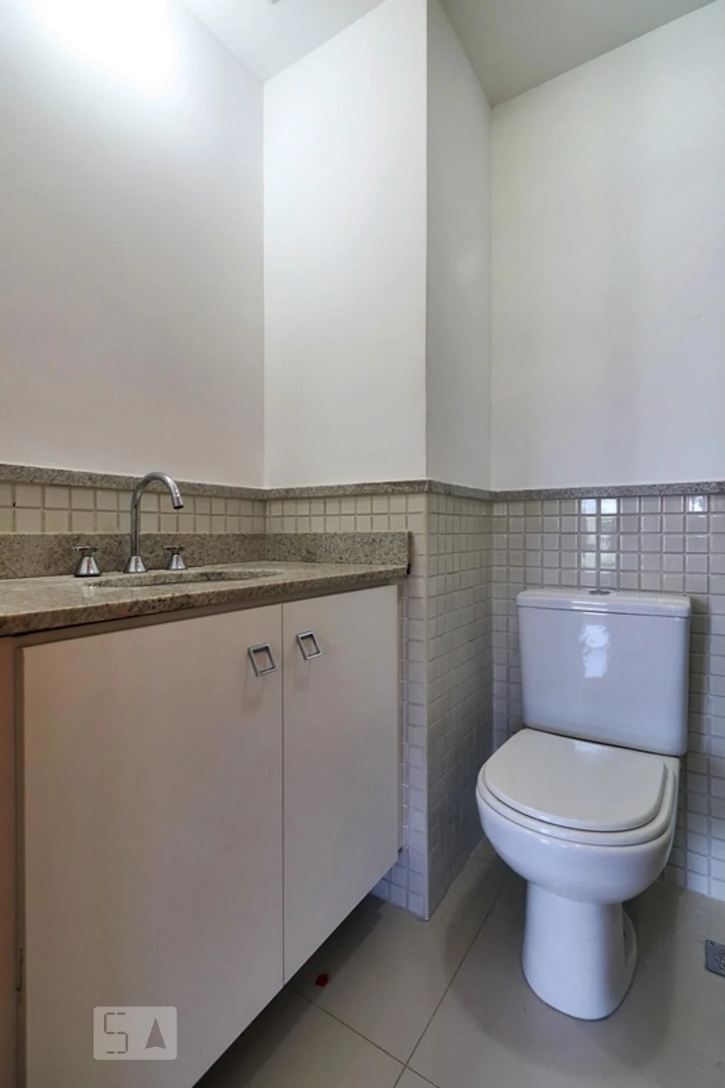 Balcony with a grill in a 3-bedroom apartment, 80 m² — photo 16