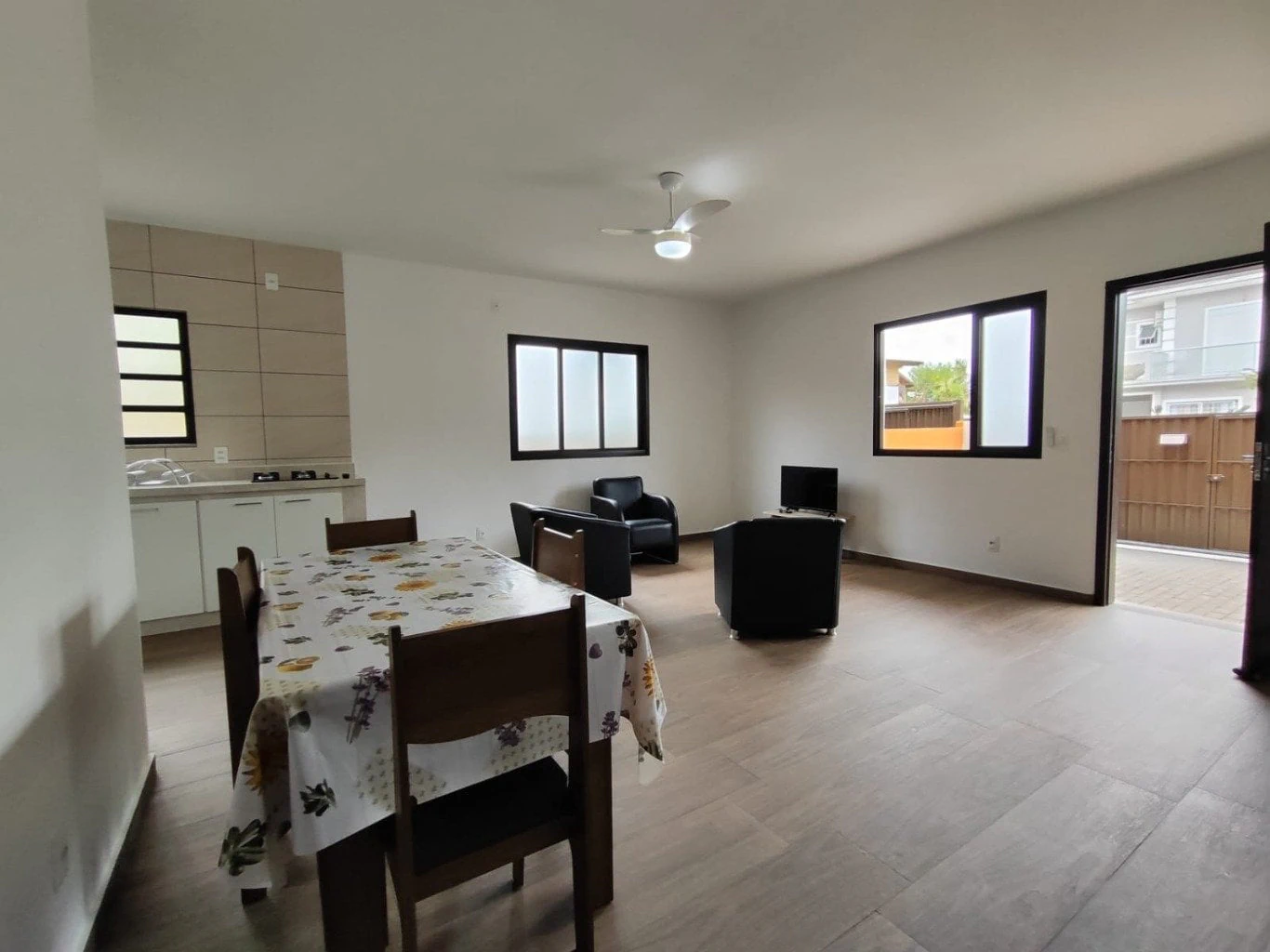 Wood or laminate floors in a 3-bedroom house, 84 m²