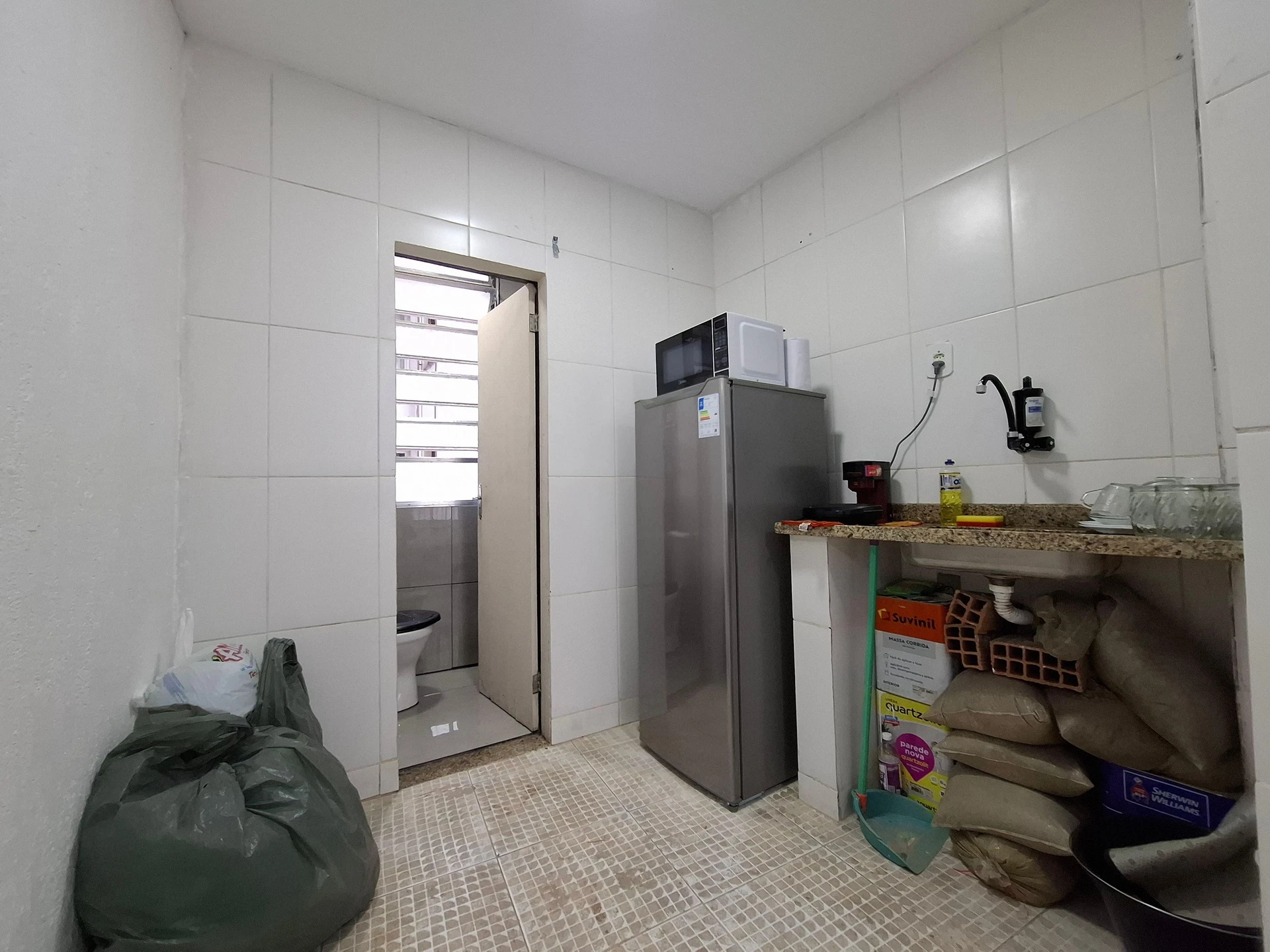 1-bedroom apartment with compact kitchenette, no parking — photo 9