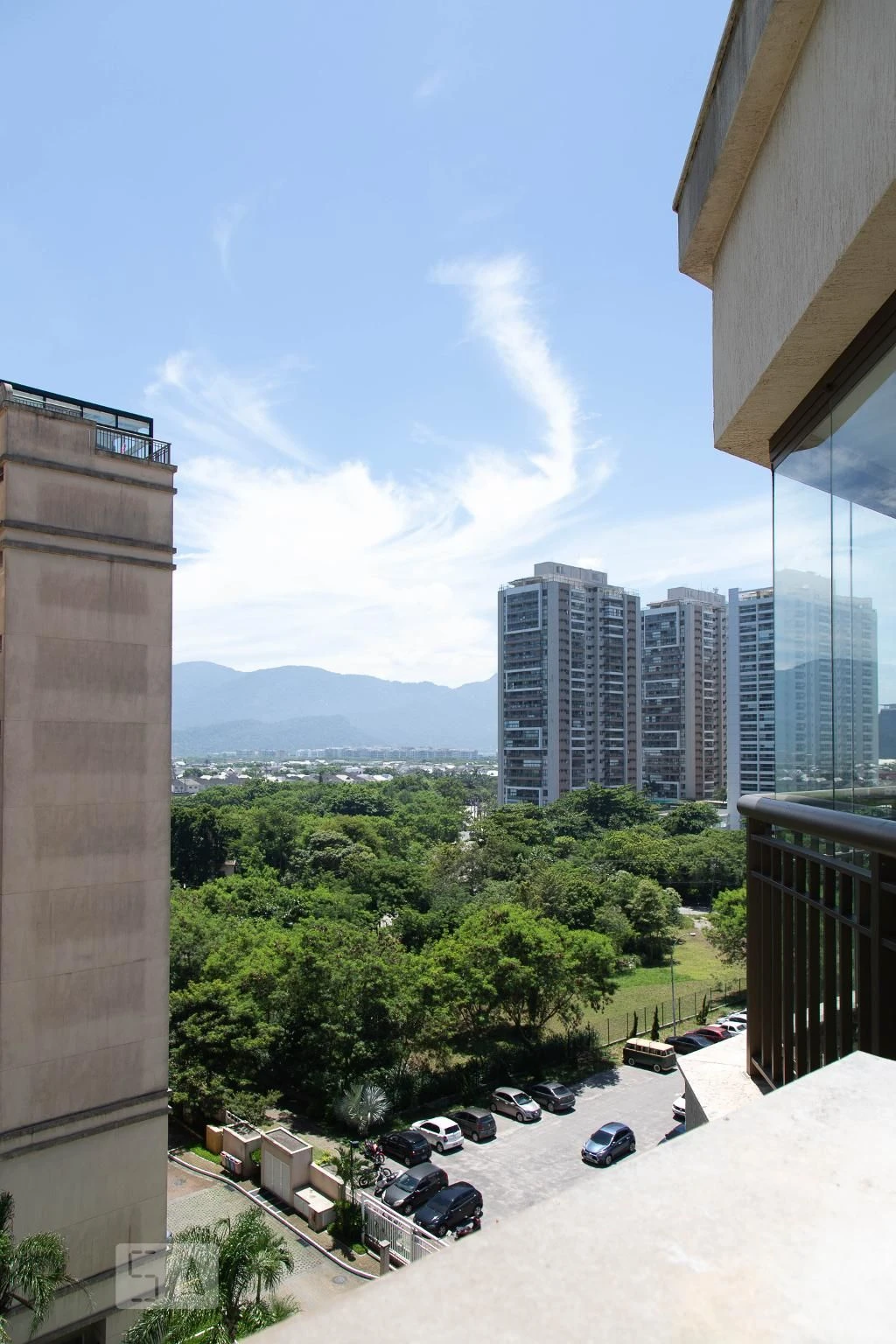 Balcony with a grill in a 2-bedroom apartment, 90 m² — photo 54