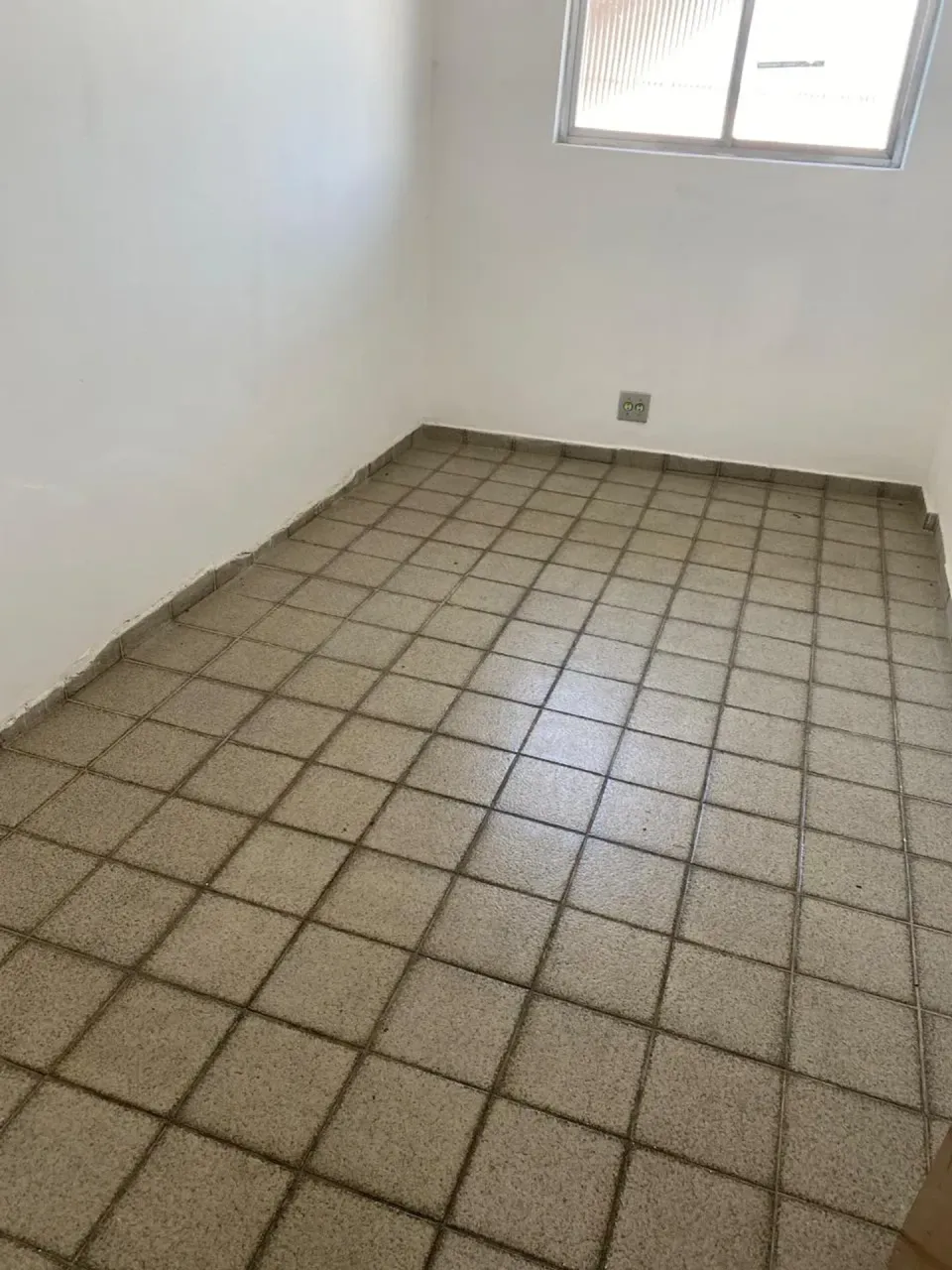 Unfurnished 2-bedroom apartment with a closed kitchen — photo 3