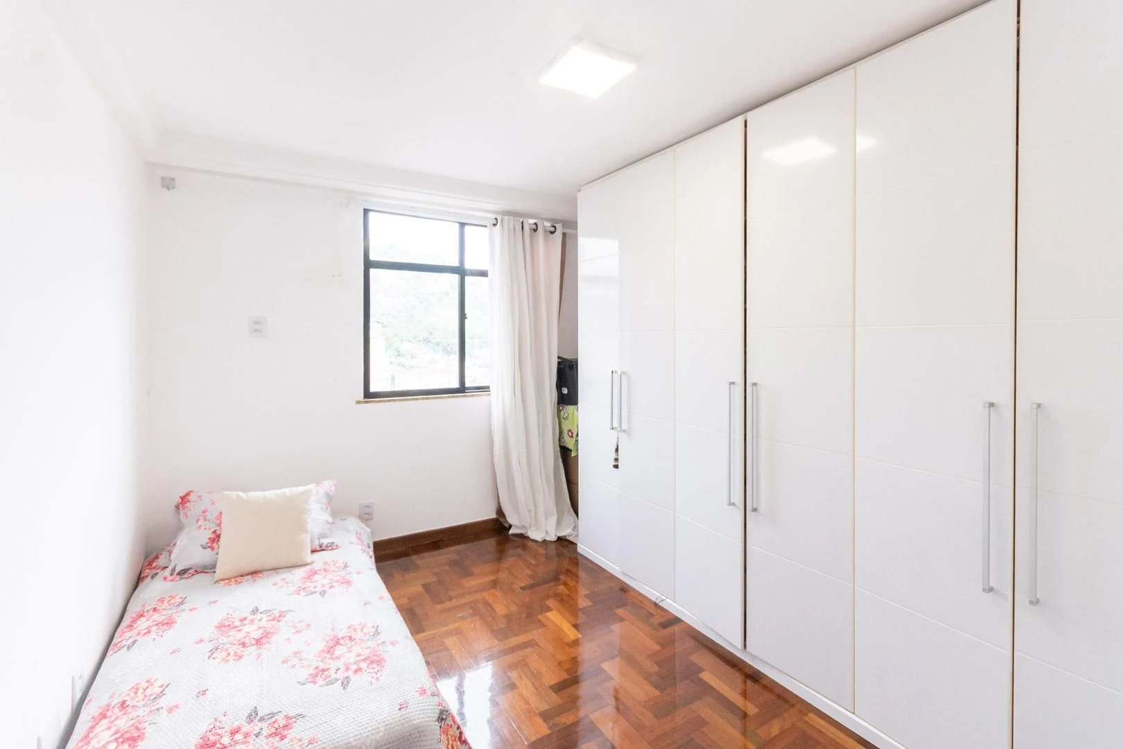 4-bedroom apartment with a mountain view in Rio de Janeiro — photo 17