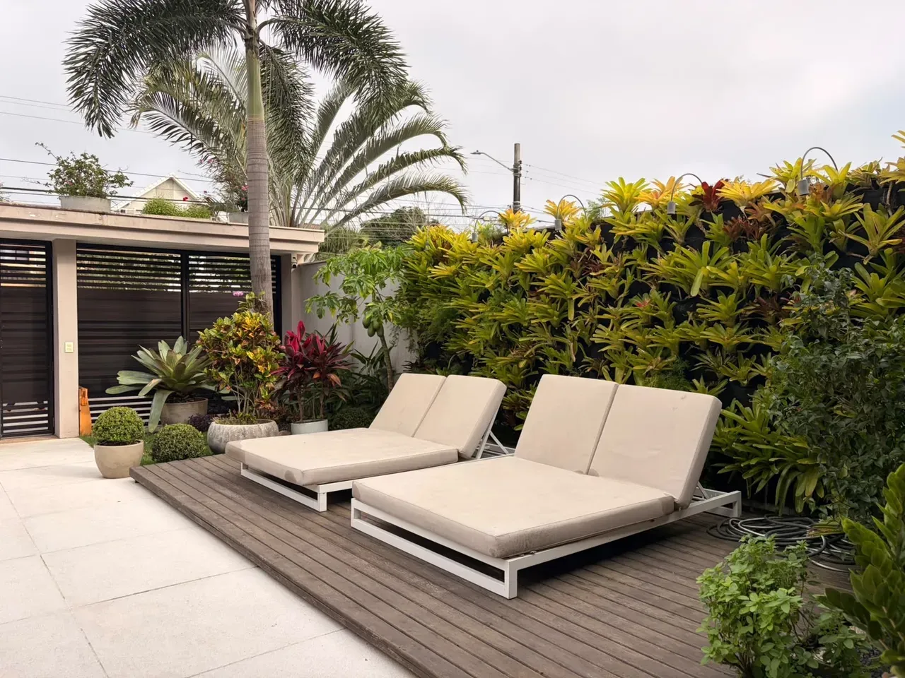 373 m² house with a home office and a grill on the balcony — photo 42