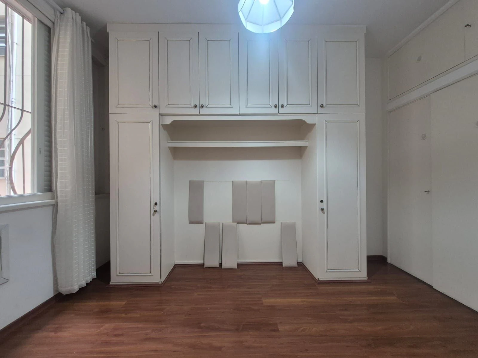Wood or laminate floors in a 3-bedroom apartment, 100 m² — photo 6