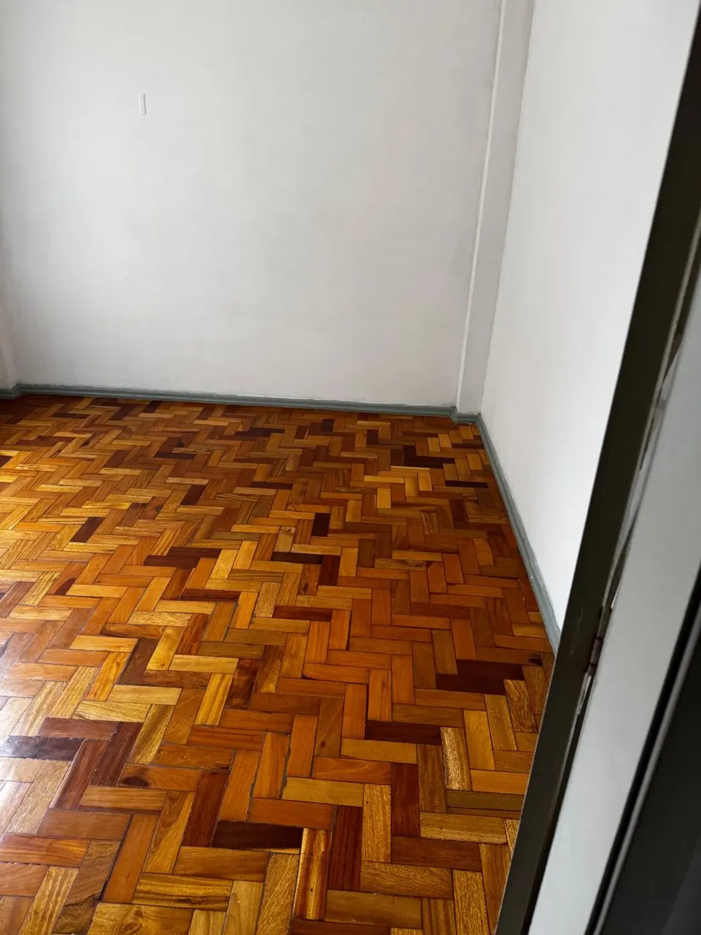 Wood or laminate floors in a 2-bedroom apartment, 65 m² — photo 3