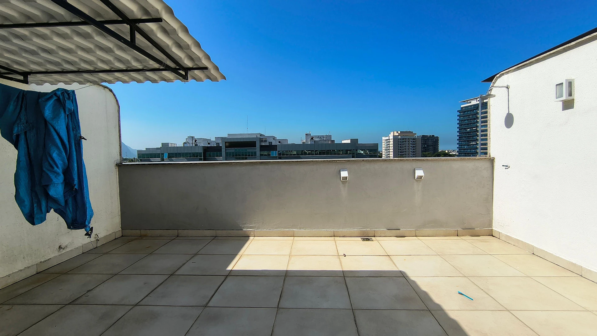 Apartamento de 1 quarto com 1 vaga e varanda