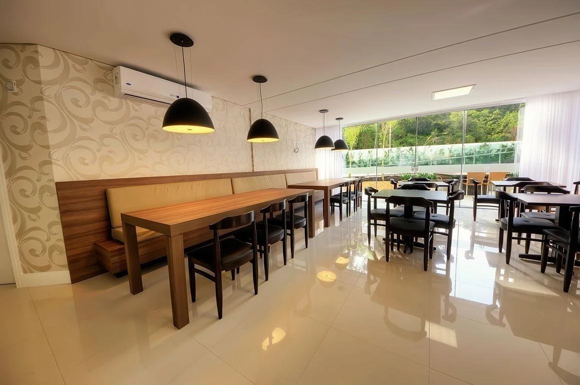 Balcony with a grill in a 3-bedroom apartment, 93 m² — photo 3