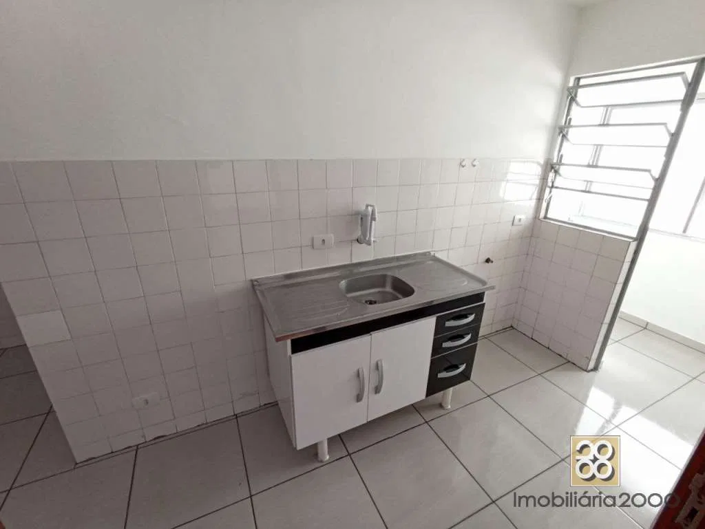3-bedroom apartment with wood or laminate floors — photo 5