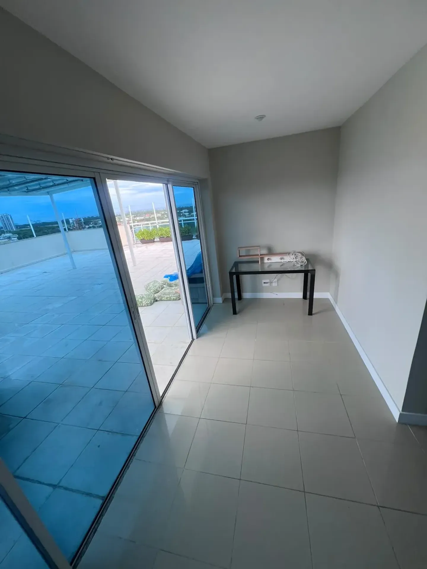Apartment on the 10th floor with a grill on the balcony — photo 35