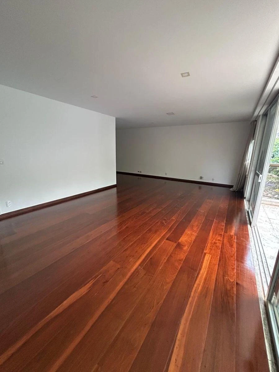 4-bedroom apartment with a walk-in closet — photo 37