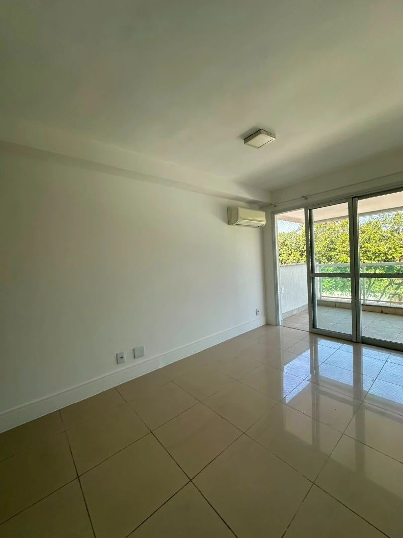 4-bedroom apartment with a balcony, 900 m² total area — photo 15