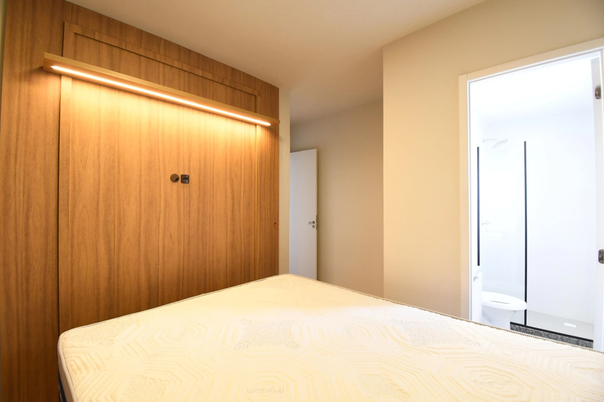 2-bedroom apartment with wood or laminate floors in Curitiba — photo 7