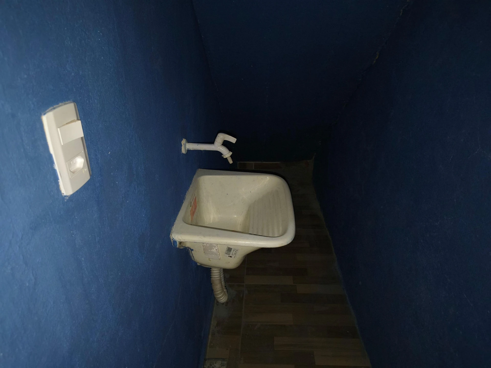 Unfurnished studio with a balcony and laundry area — photo 20