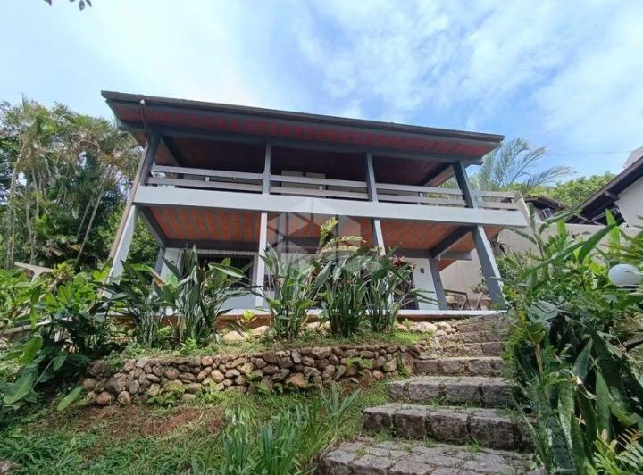 House with 3 bedrooms and shared BBQ area — photo 3