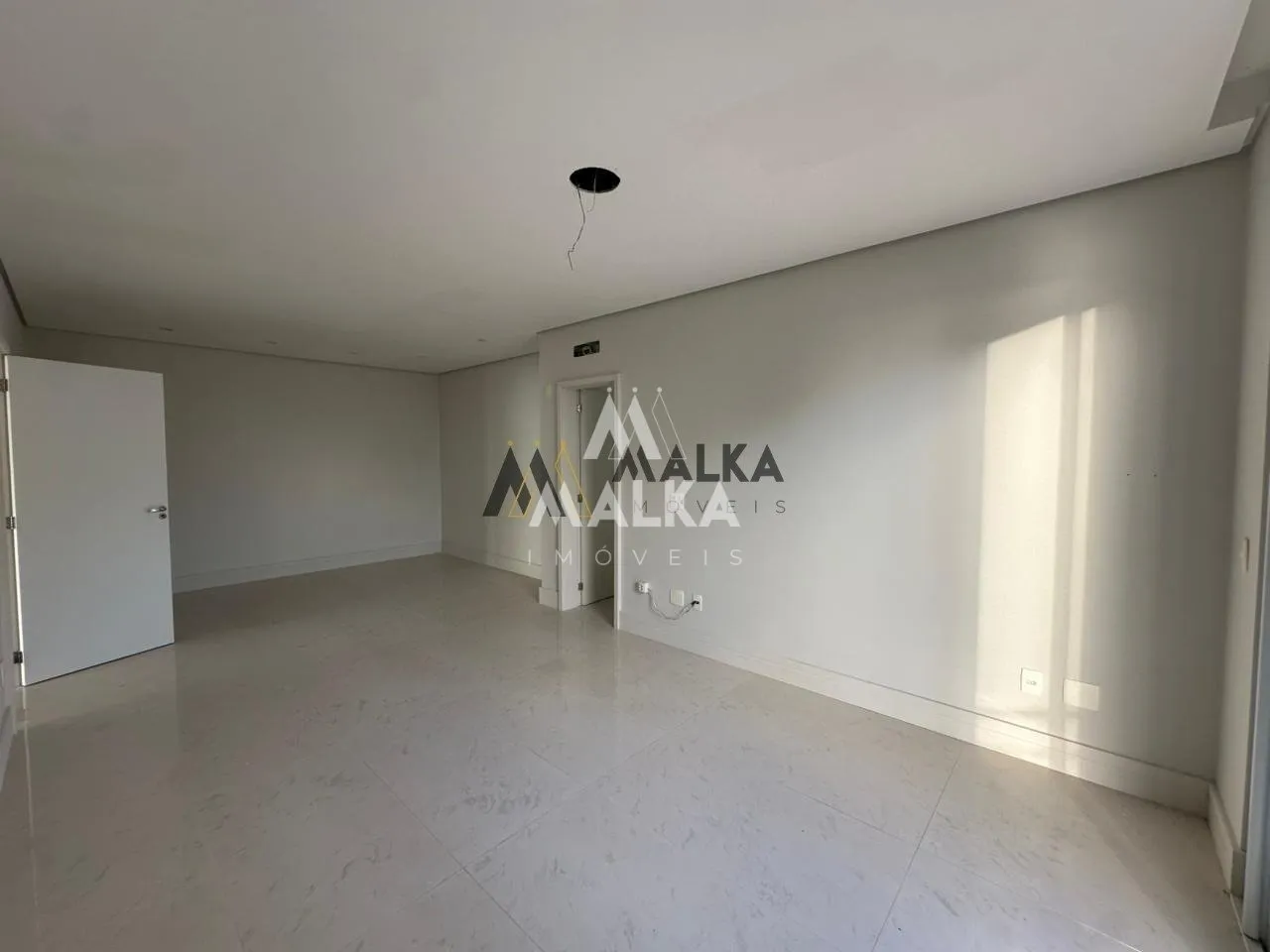 461 m² house with 3 en-suite bedrooms and private garden — photo 46
