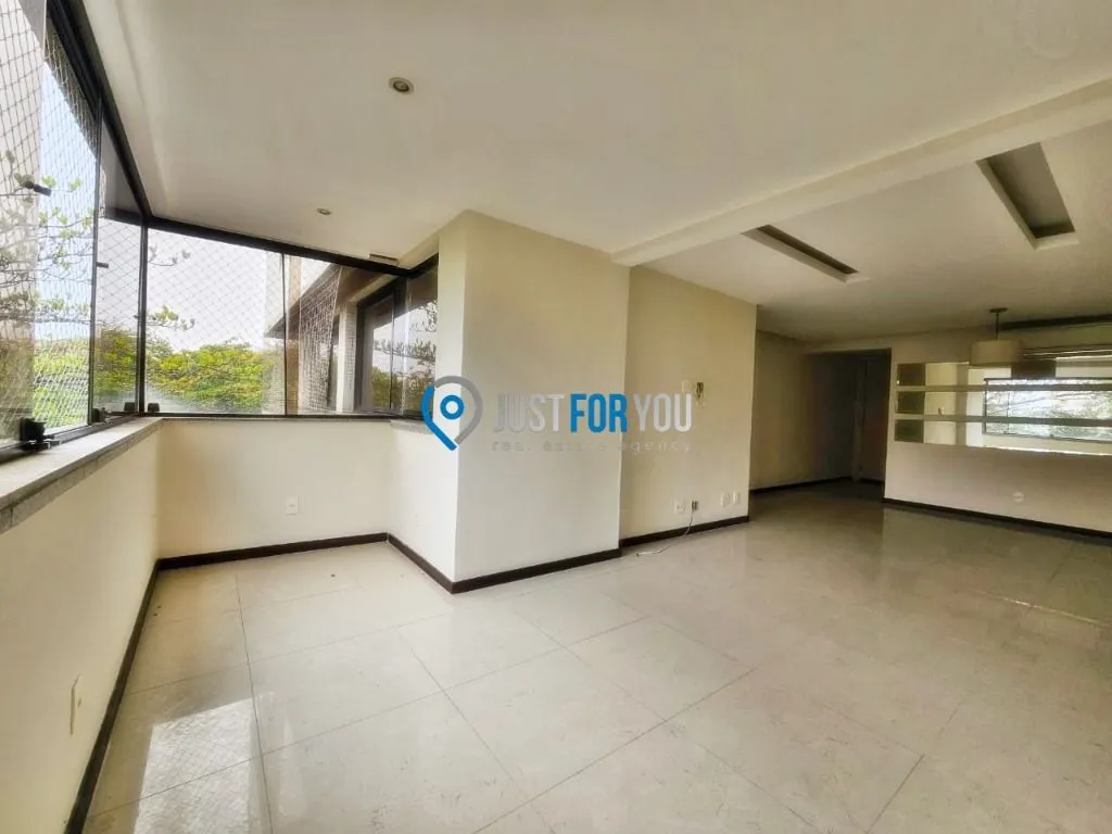 Apartamento com 3 dormitórios e varanda fechada de vidro — photo 2