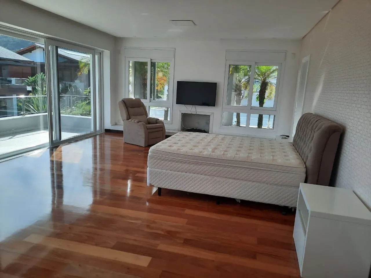 House with 7 bedrooms and an open-plan kitchen — photo 50