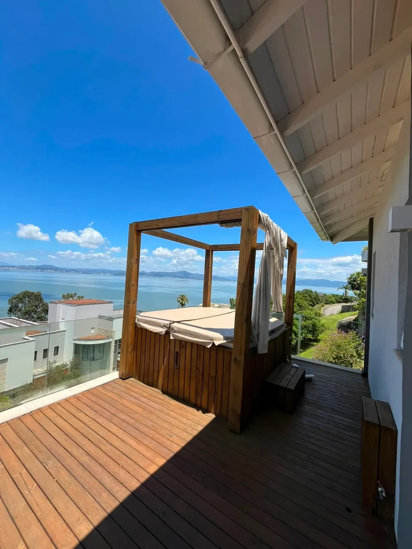 Casa de 1000 m² con vista al agua y chimenea — photo 68